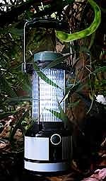 Компактный светодиодный фонарь солнечной зарядки, дающий ярко-белый свет  