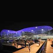 Освещение комплекса Yas Hotel в Абу-Даби  